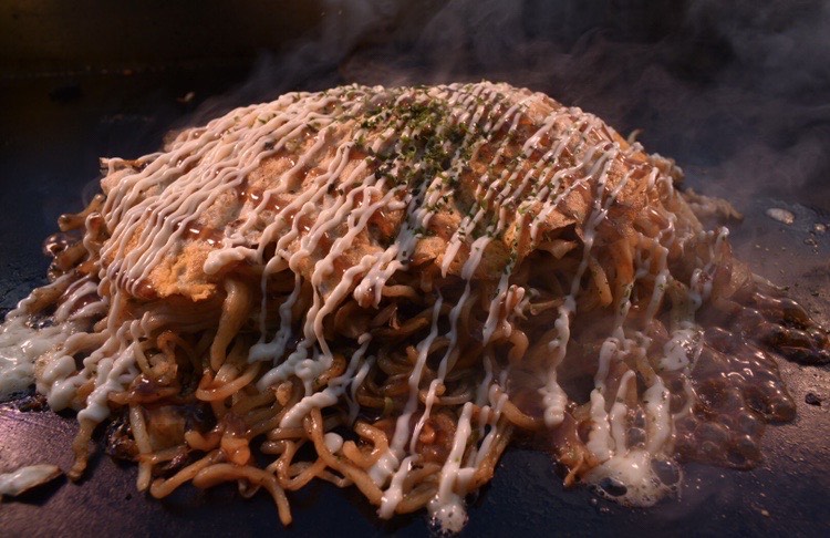名古屋コーチンオム焼きそば
            （具材にポークビッツ）
            ／味噌カツ串・どて串・手羽先とポークビッツ串のセット<br />
            （千寿）